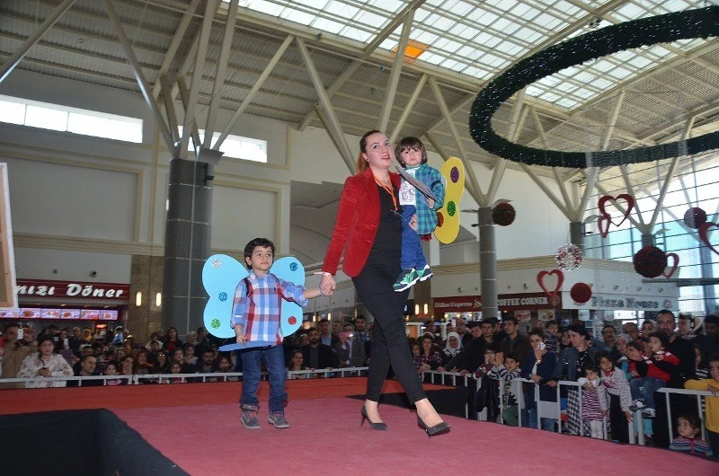 Miniklerin defilesine yoğun ilgi