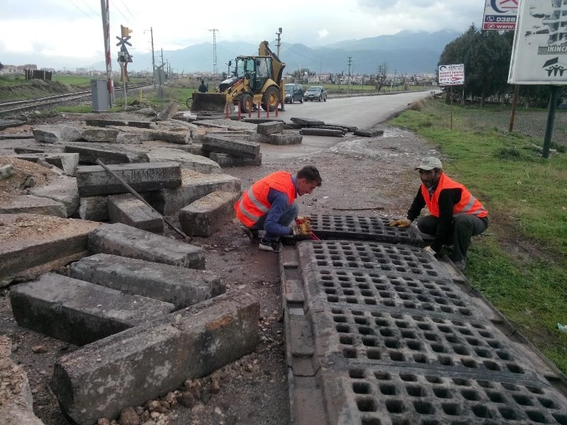 Hemzemin geçitlere kauçuk kaplama yapılıyor