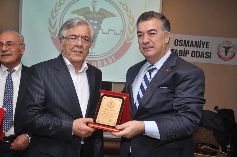 Meslekte 40 yılını dolduran doktorlara plaket