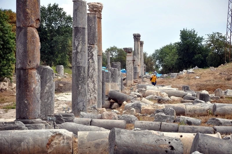 Kastabala Antik Kentinde iş makineleriyle kaçak kazı!