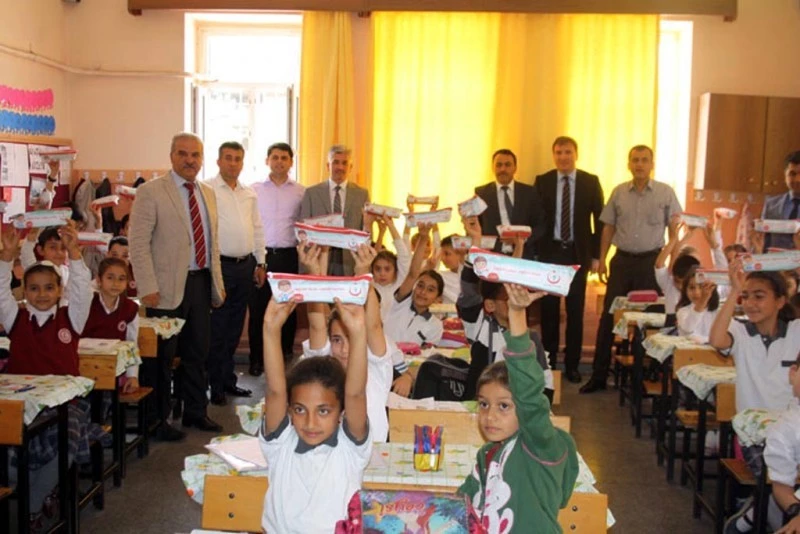 İlkokullarda diş fırçası seti dağıtımına başlandı