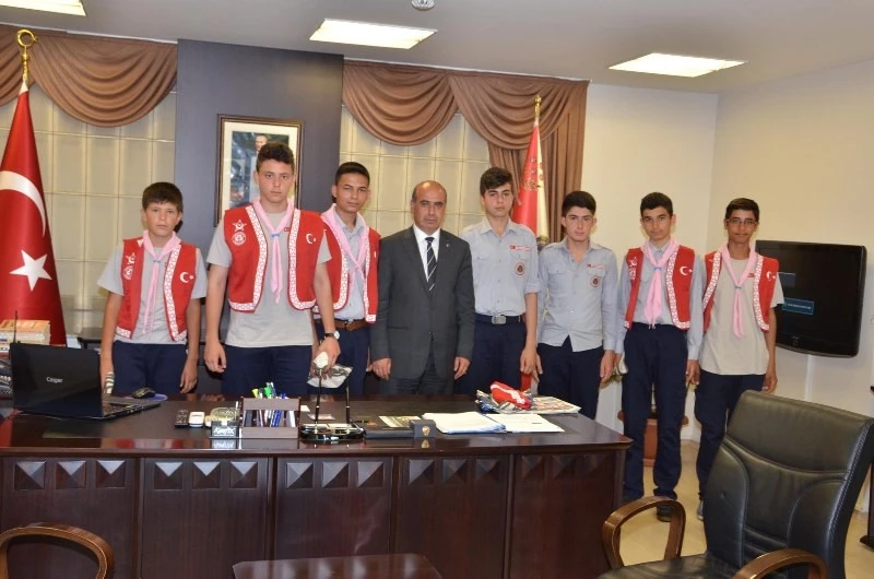 Çanakkale`den dönen izciler, Müdür Gökduman`ı ziyaret etti