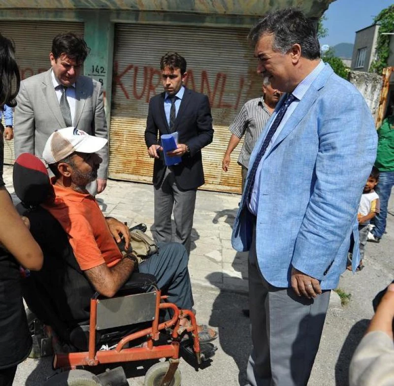 Vali Al, 6 yoksul aileye gıda yardımında bulundu