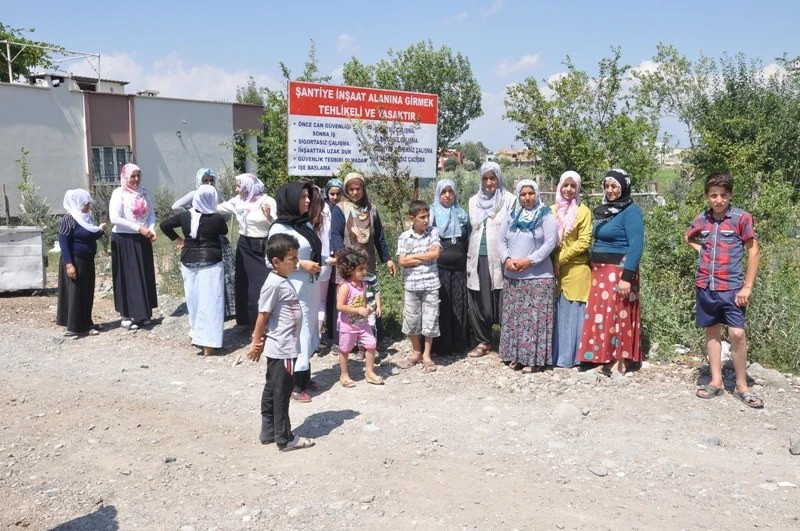 Atık su ve lağım karışan dere yatağı mahalleliyi tehdit ediyor