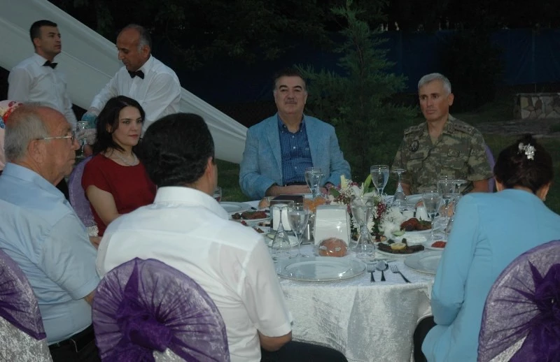 Garnizon komutanından şehit aileleri ve gazilere iftar