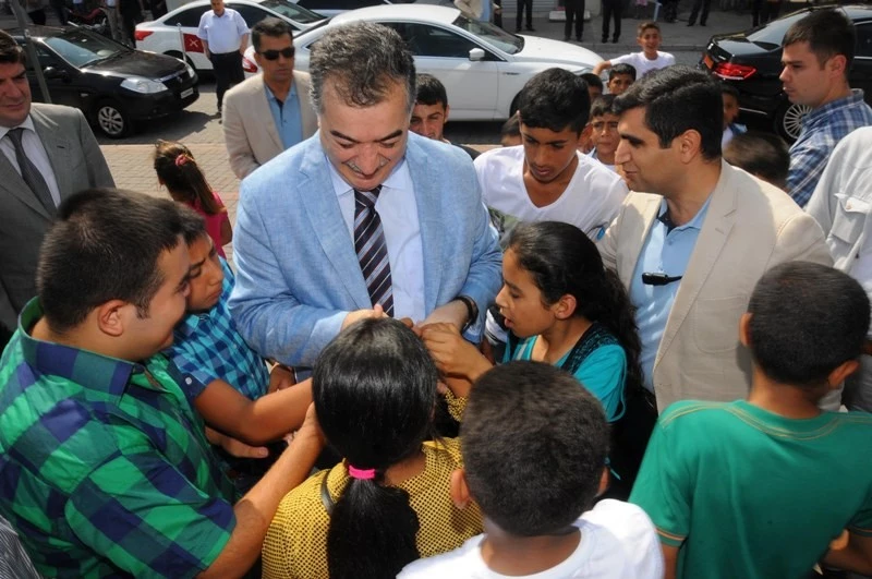 Vali harçlık dağıtmak isteyince izdiham oldu