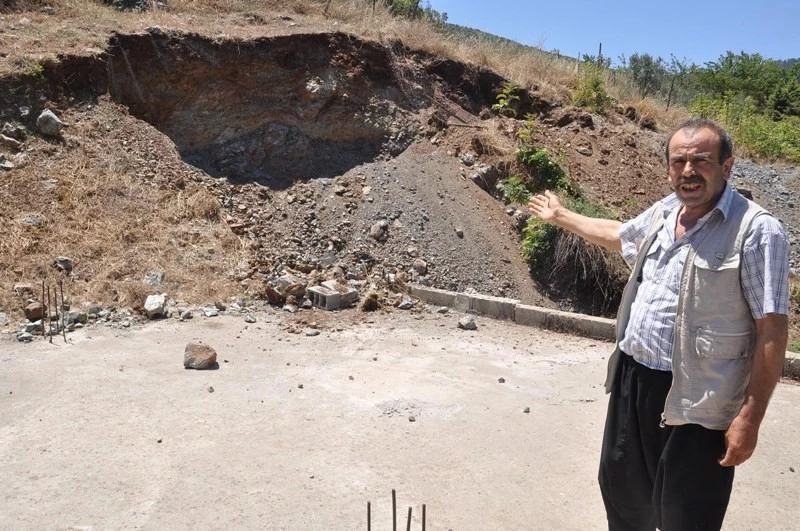 Duvar izni için dört aydır uğraşıyor!