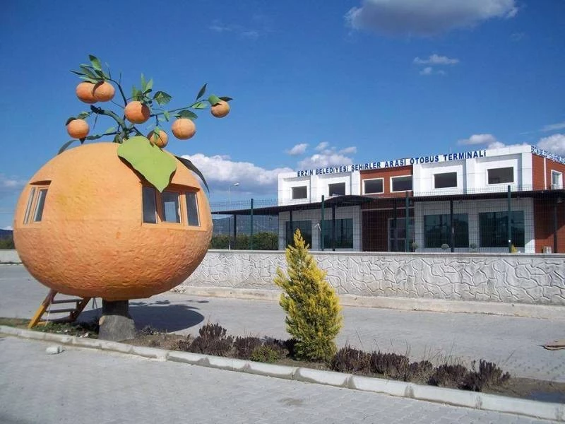 Hizmete açılamayan otogar çürüyor