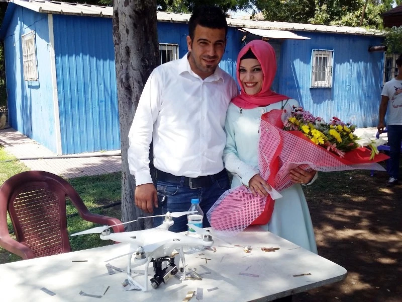 Multikopterle indirilen alyans ile evlilik teklifi yaptı