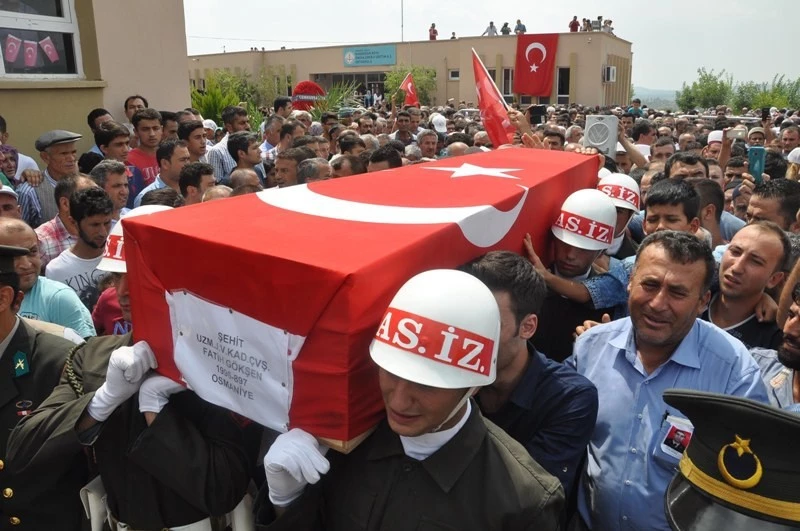 Şehit cenazesinde göz yaşıyla ter sel oldu aktı