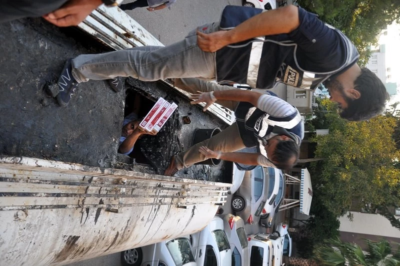 Asfalt zifti tankerinden kaçak sigara çıktı