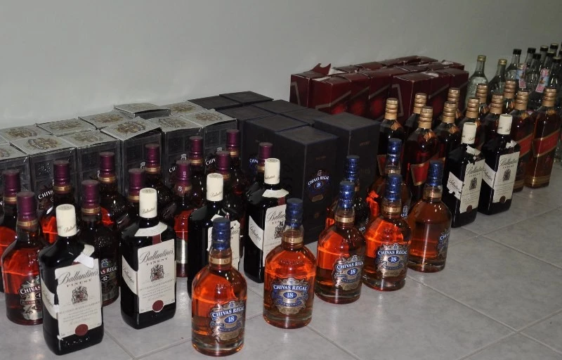 Otomobilin bagajından 396 şişe kaçak içki çıktı