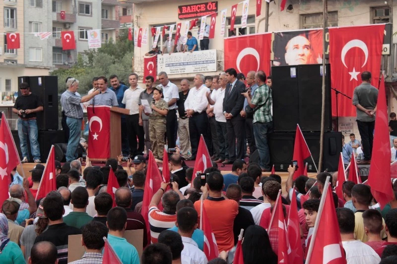 Binlerce Dörtyollu Şehitleri İçin Bayraklarıyla Yürüdü