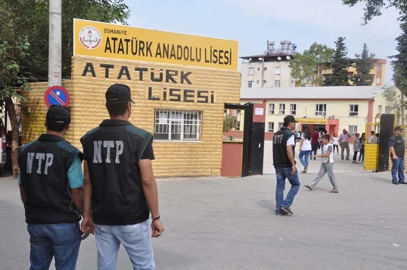 NARKOTİM Polisi okul önleri ve parklarda uygulama yaptı