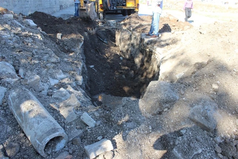 Kanalizasyon borularının içine beton dökmüşler