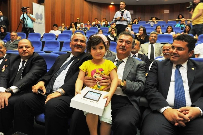 Şehit çocuklarına tablet ve dizüstü bilgisayar dağıtıldı