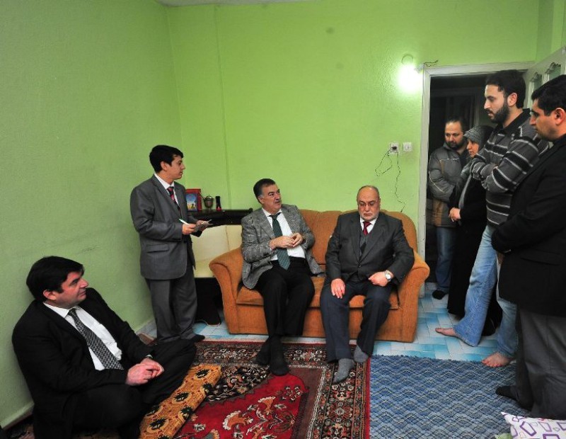 Valimiz yoksul vatandaşları evlerinde ziyaret ediyor