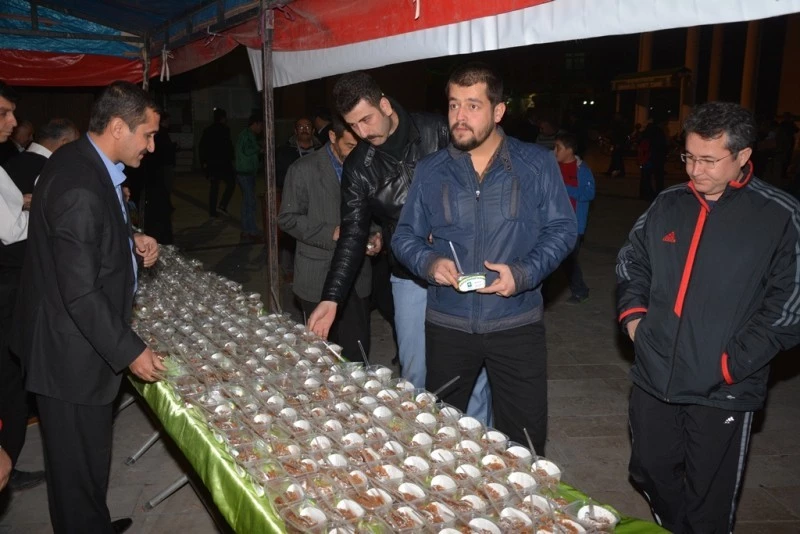 Belediye Mevlit Kandilinde irmik tatlısı ikram etti