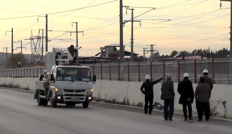 Kopan yüksek gerilim hattı teli yol trafige kapattı