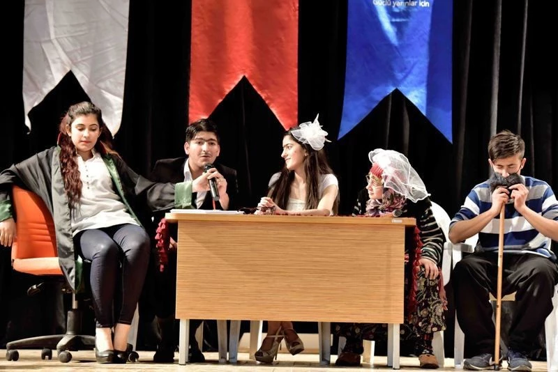 Gençlerin yazıp oynadığı skeçler, büyük alkış aldı