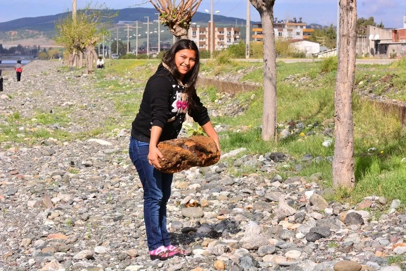 Selin getirdiği odunlar yakacakları oldu
