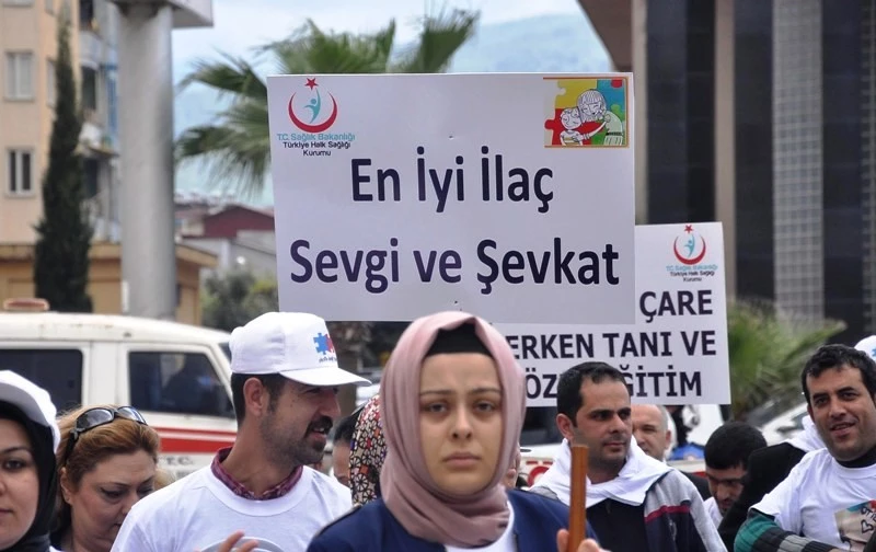Otizmde en iyi ilaç sevgi, ilgi ve şefkattir