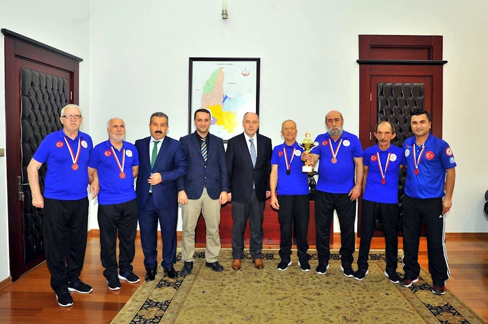 Bocce sporcusu ihtiyar delikanlılardan Vali Coşkun`a ziyaret