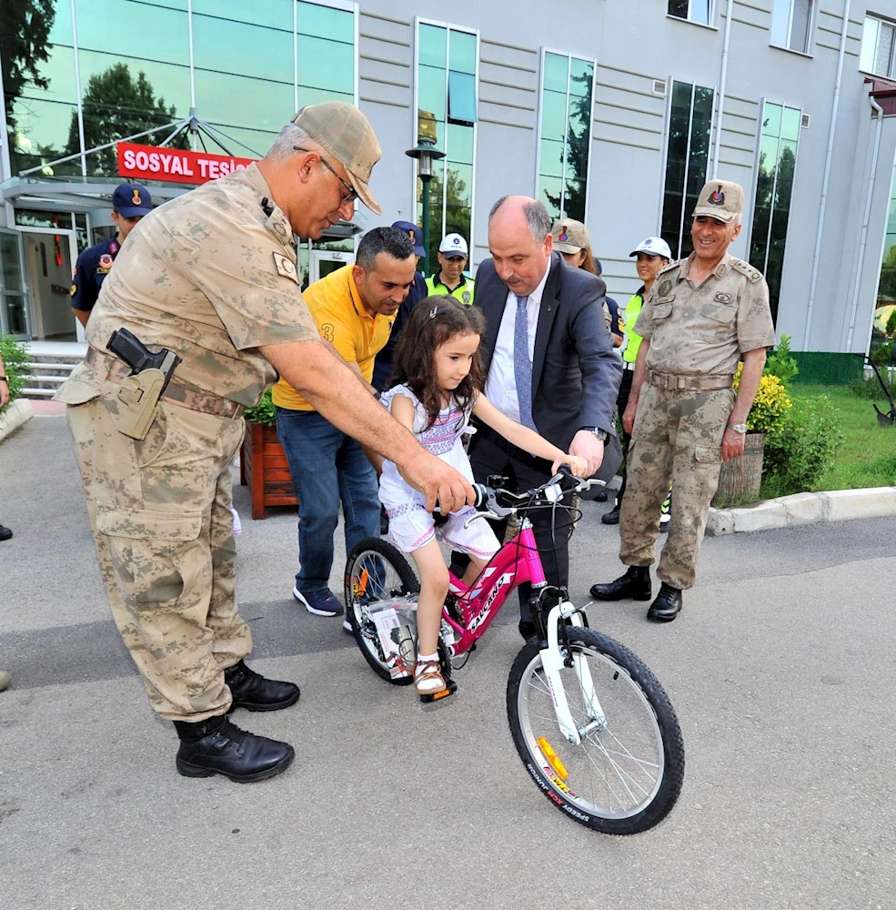 Trafik güvenliğine duyarlı Zeynep`e bisiklet ödülü