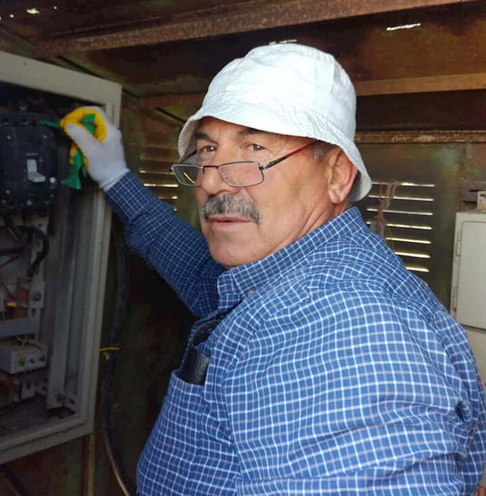 Elektrik direğinden kalp krizi geçirerek düşen işçi öldü