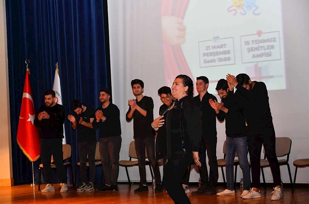 Adana LOL Doğaçlama Tiyatro ekibinden ücretsiz gösteri