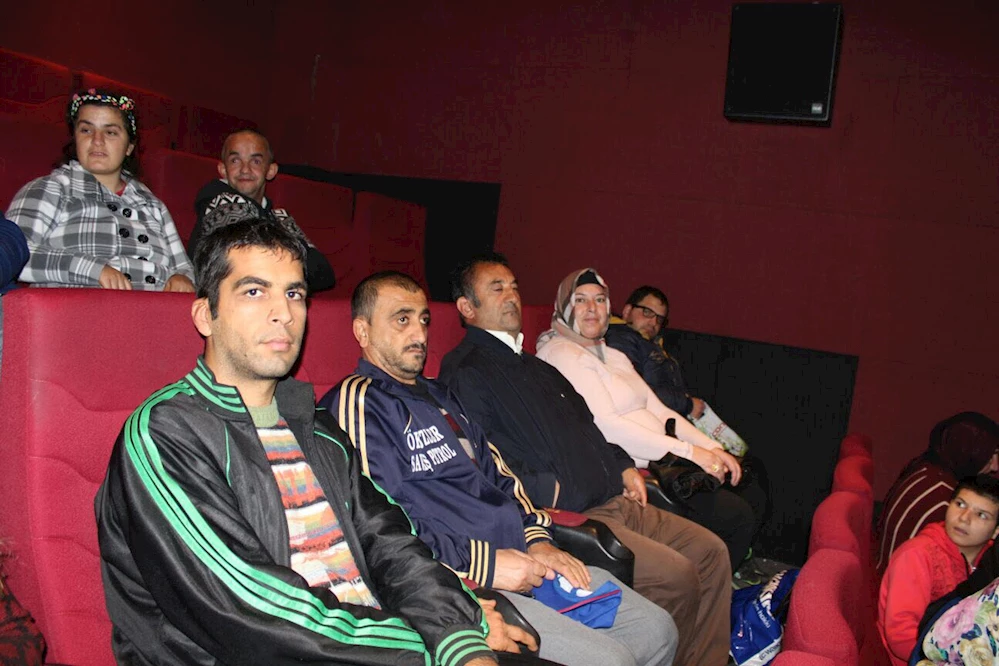 Engelli öğrenciler, ilk defa sinemada film izledi