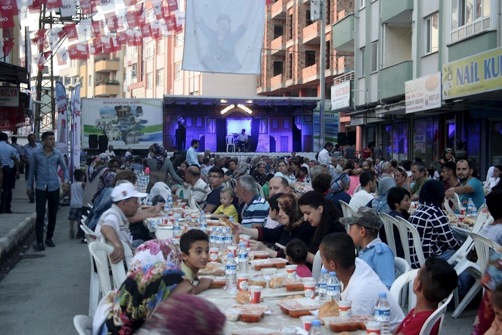 İftar yemeği,sokak lambalarının azizliğine uğradı