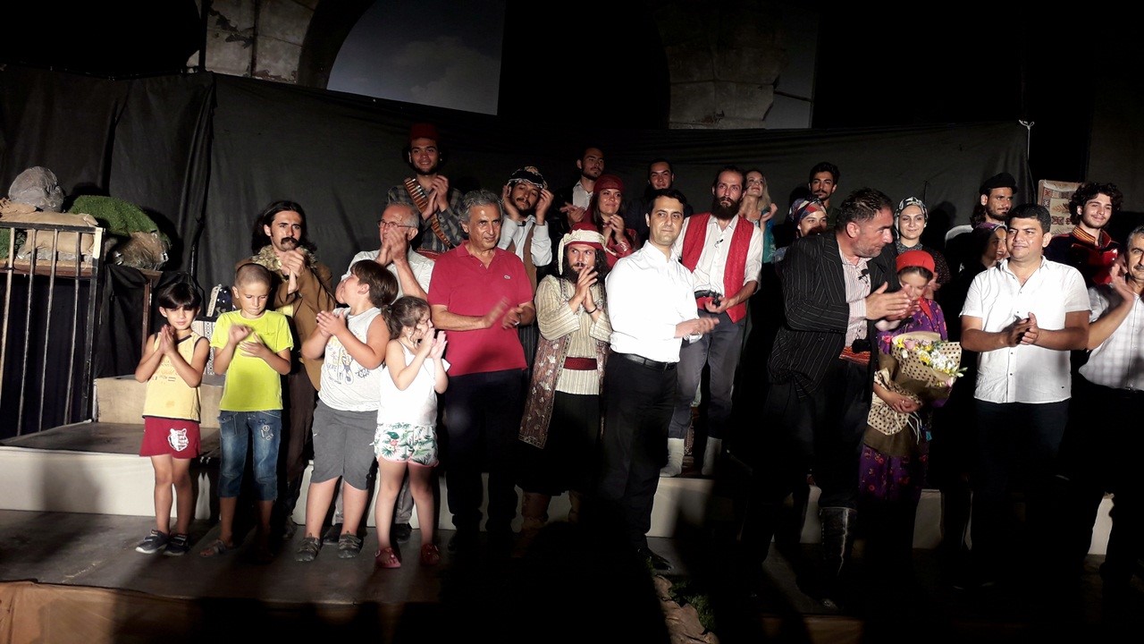 Ankara Sanat Tiyatrosu İnce Memet Oyunun Sundu