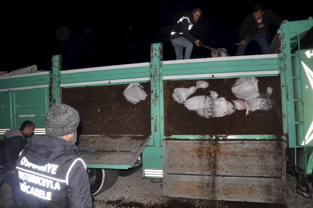 Hayvan gübresi içinden 140 kilo esrar çıktı
