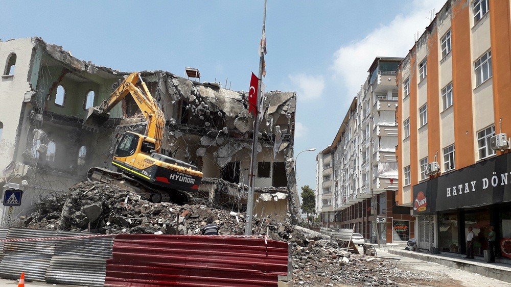 Erzin öğretmen evinin binasının yıkımına başlandı