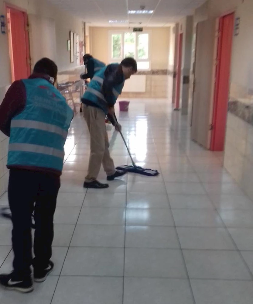 Osmaniye`de yükümlüler, okulların temizliğini yapıyor