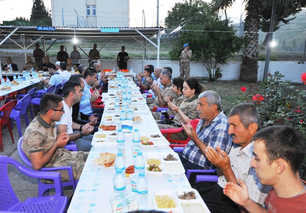 Vali Coşkun, iftarını askerlerle birlikte yaptı