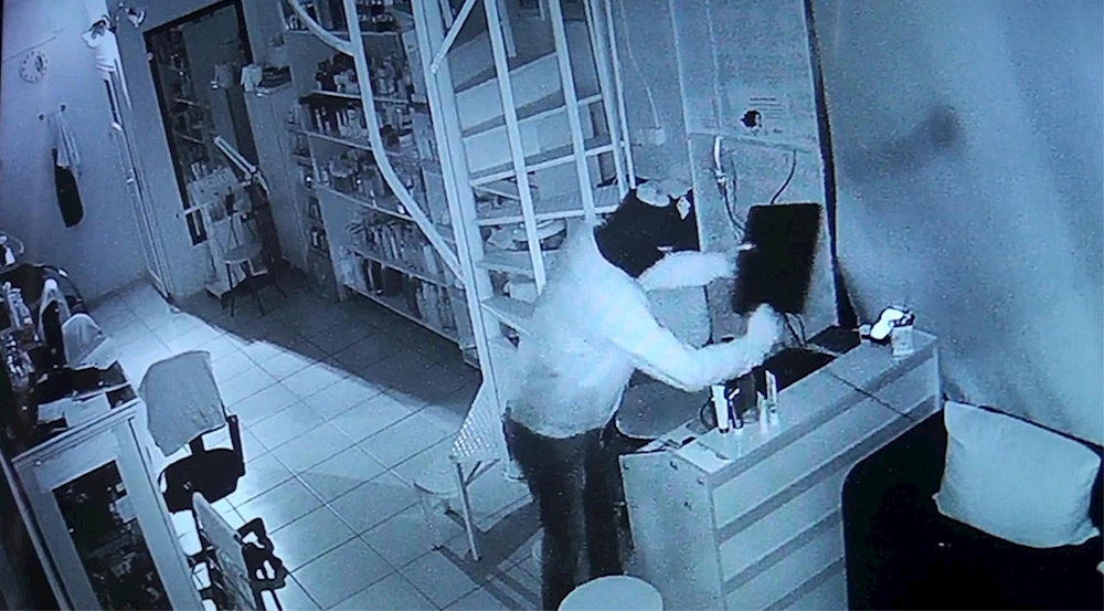 Kadın kuaföründe yaşanan hırsızlık güvenlik kamerasında