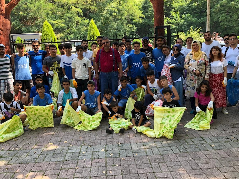 Karaçay mesire alanını gönüllü temizlediler