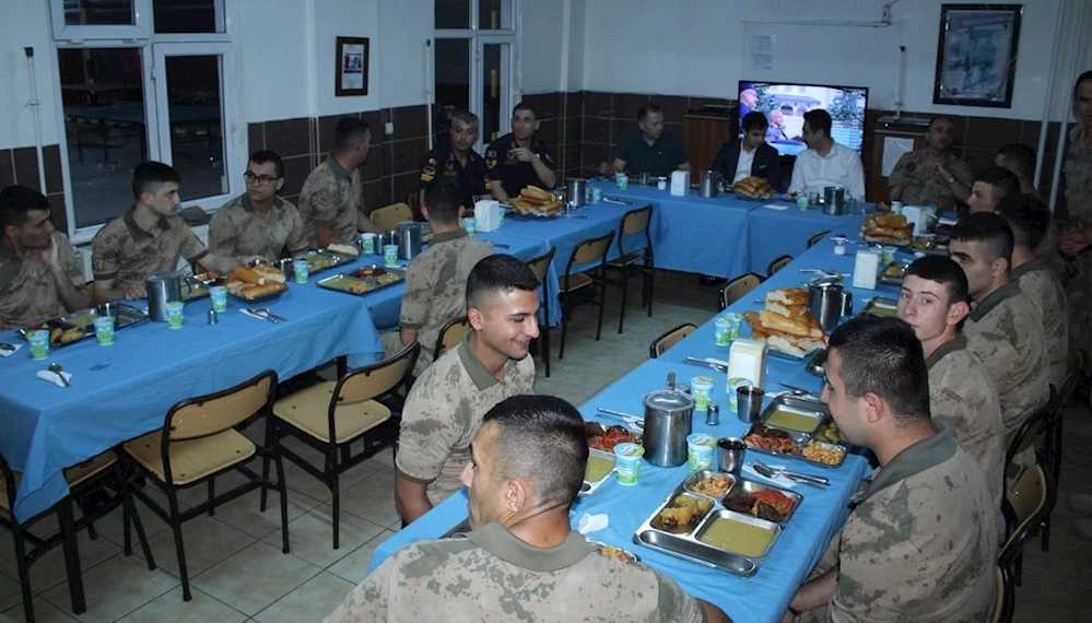 Kaymakam Yıldırım, askerlerle iftar yaptı