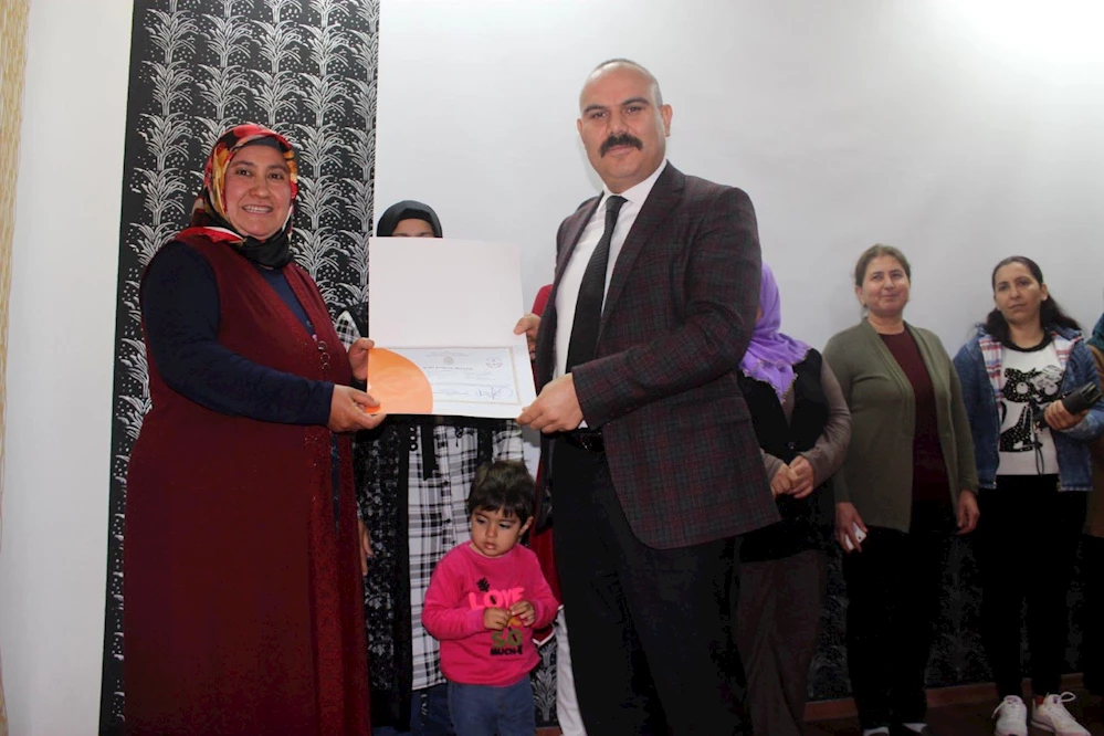 Besi sığırcılığı ve meyve ağaçlarında budama kursiyerlerine sertifika