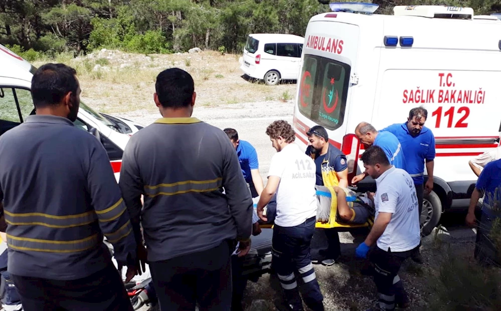 Hafif ticari araç, uçuruma düşüyordu ağaç kurtardı