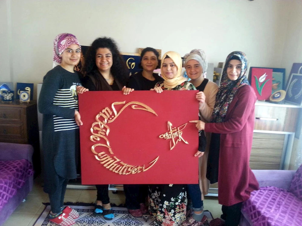 Genç kızlar filografi kursunda sanat öğreniyorlar