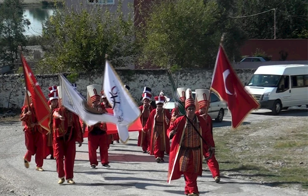 Kalenin yıpranmış bayrağı mehter eşliğinde değiştirildi