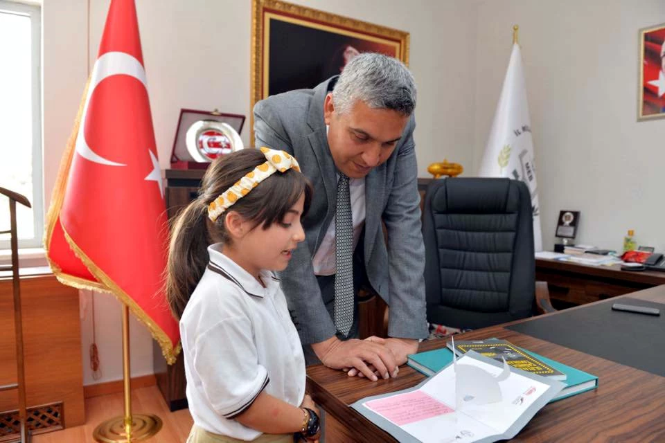 Sokak hayvanları için, 3 boyutlu mektup hazırlayıp, destek istediler