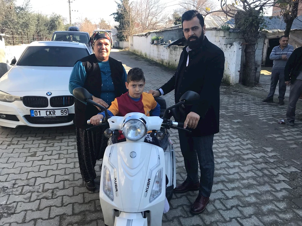 Engelli aracının aküsü çalınan Mert Ali`ye üç tekerlekli engelli aracı hediye edildi