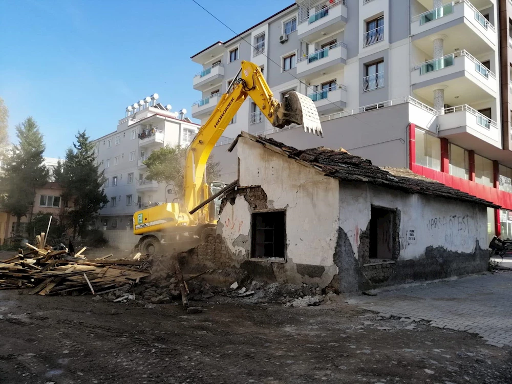 Polisin belirlediği metruk bina, belediye ekiplerince yıkıldı