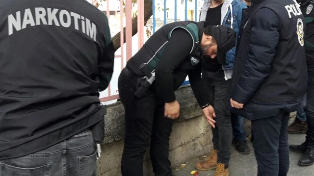 NARKOTİM ekiplerinden okul önlerinde uyuşturucu denetimi