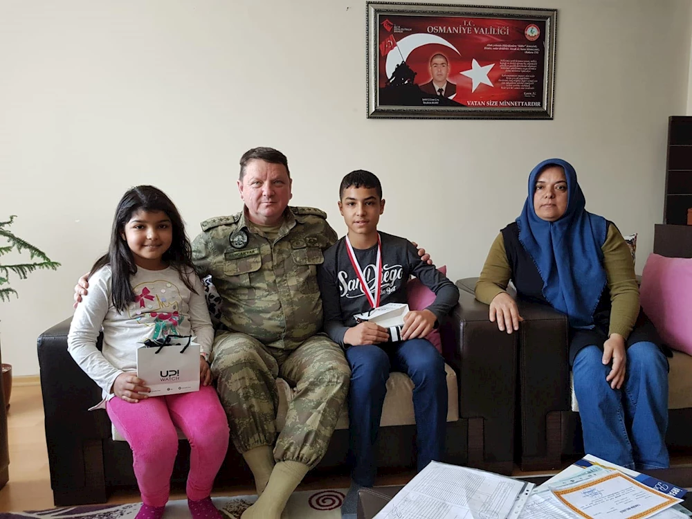 Garnizon Komutanından, Şehit Uzman Çavuş`un çocuklarına başarı hediyesi