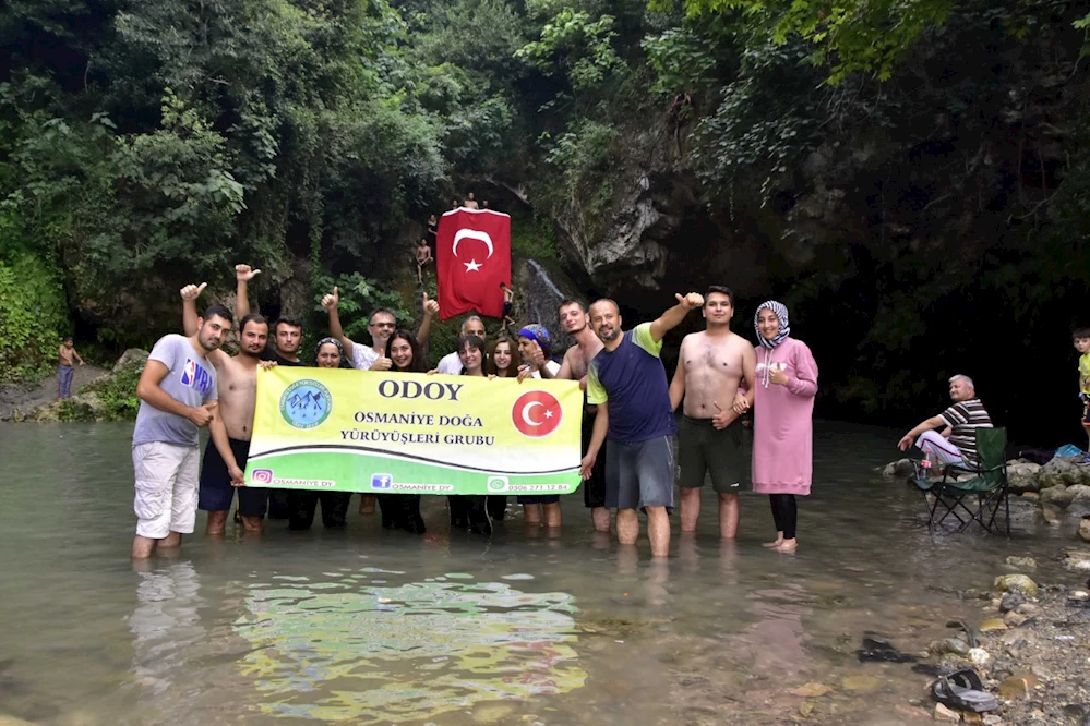 Önce çevreyi temizlediler, ardından fidan diktiler